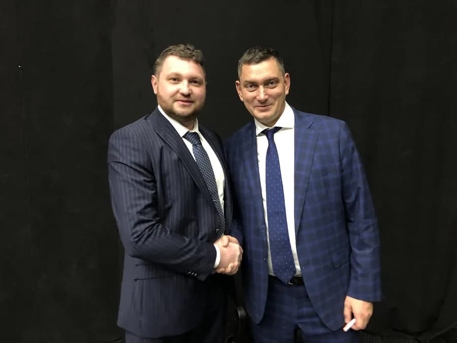 С предпринимателем и бизнес-спикером Максимом Батыревым